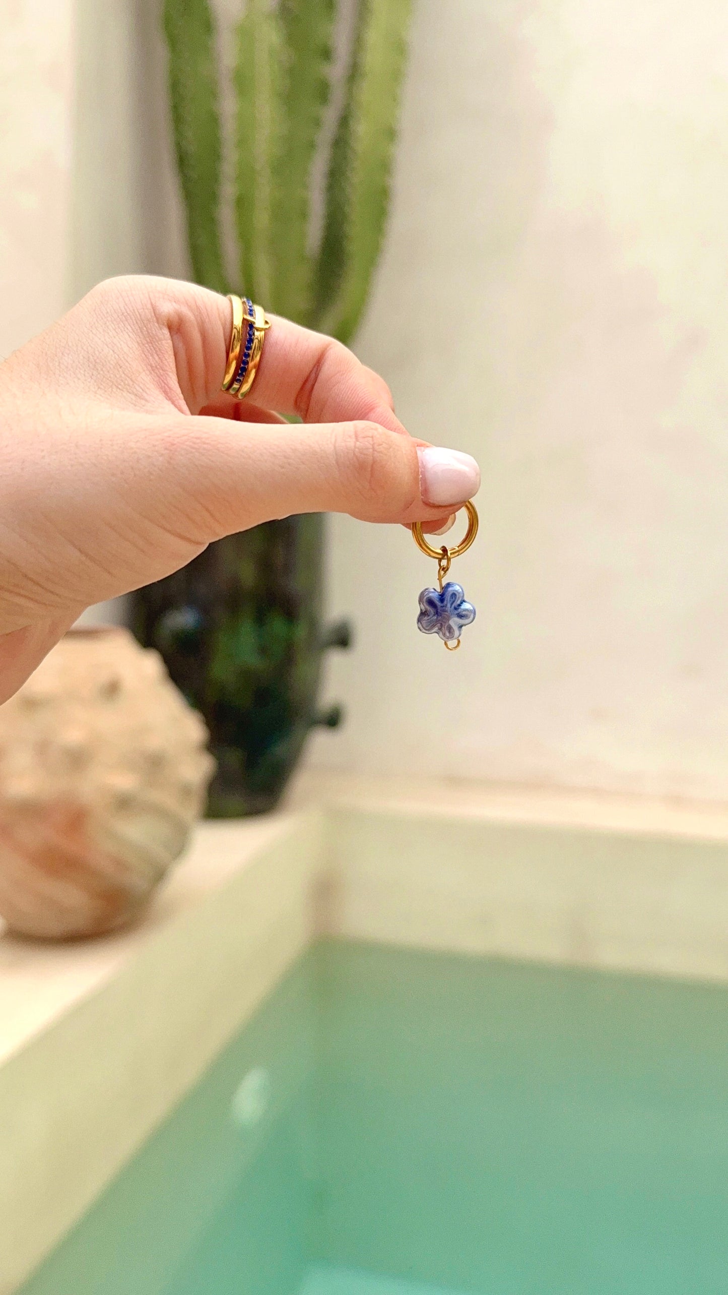 Boucle d’oreille fleur bleue